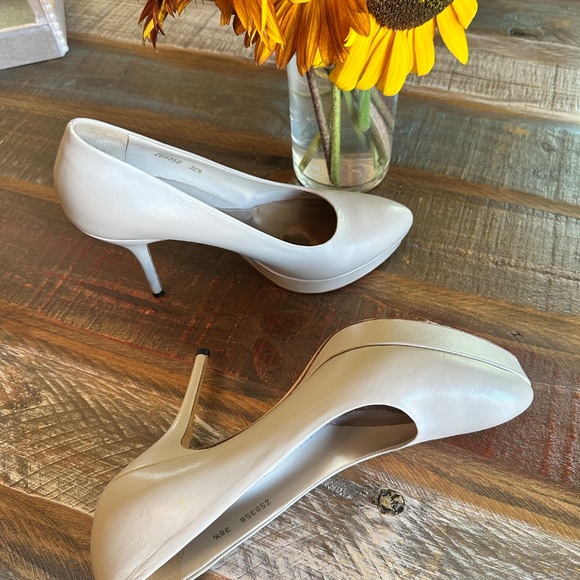 🍾💟🥂AUTHENTIC GUCCI Leather Platform tan/cream Pumps - Great Condition!🍾🥂 - Picture 5 of 16